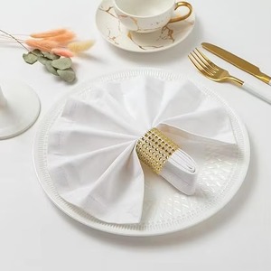 Les anneaux à serviettes en métal rehaussent toute décoration de table en ajoutant une touche raffinée qui allie naturellement durabilité et élégance visuelle. - Product Image 1