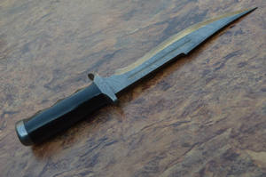 MANCHE MICRTA EN ACIER DAMAS FAIT MAIN SUR MESURE BEAU COUTEAU BOWIE DE CHASSE AVEC GAINE EN CUIR par COUTEAUX MAKER. - Product Image 6