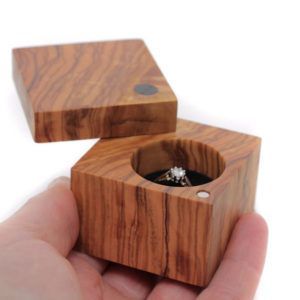 FRÍO HECHO A MANO NATURAL BODA CAJA DE ANILLO DE MADERA SÓLIDA Compromiso Nogal Madera Boda Pequeño Anillo único Titular Grabado - Product Image 3