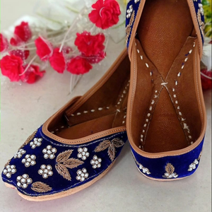 รองเท้าจุตติงานออกแบบสำหรับงานปาร์ตี้ สไตล์ชาติพันธุ์ รองเท้าจุตติปักลายหนัง คุณภาพดีที่สุด - Product Image 1