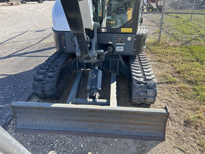 Mini-excavatrice sur chenilles Bobcat L42 avec moteur, pompe hydraulique et bras long pour usage agricole et de construction - Product Image 5