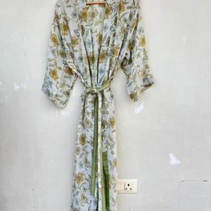 Robe en mousseline de soie de coton blanc Vintage Kimono Robe de chambre vêtements de nuit pour femmes vêtements de mariée mariages motif floral col en v à manches longues - Product Image 1