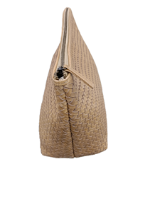 Bolsa de maquillaje de lujo de viaje para mujer con estilo, bolsa tejida a mano de cuero caramelo genuino plano con cierre de cremallera - Product Image 3