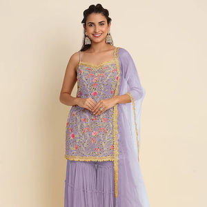 Fox Georgette Winter Shalwar Kameez Ropa india y pakistaní con impresionantes detalles de secuencia y Santoon Silk Sarara - Product Image 1