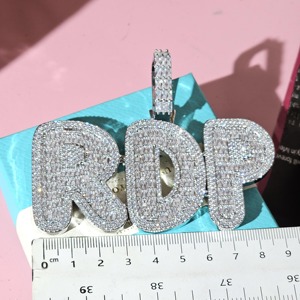 สร้อยคอจี้รูปตัวอักษรขนาดใหญ่แบบบาแกตต์ตามสั่งทันสมัยมีโซ่คิวบาเป็นของขวัญสำหรับวันเกิดหรือกิจกรรมพิเศษของเธอ - Product Image 4