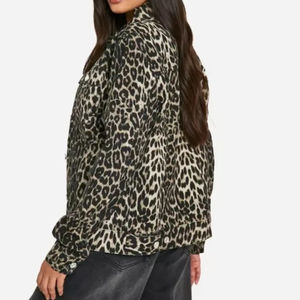 Vestes en jean denim pour femmes personnalisées de haute qualité revers bleu pour femmes lavées avec dos veste en jean élégante et brillante fabriquée au Pakistan - Product Image 1