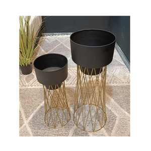 Maceta dorada en hierro con diseño de soporte estable negro, perfecta para jardín y plantas al aire libre, objetos de decoración del hogar - Product Image 2