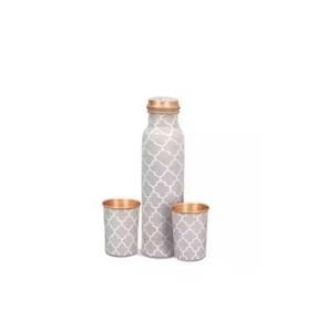 Bouteille en cuivre pour l'eau potable fabriquée à la main, antirouille, rehausseur de santé ayurvédique imprimé bouteille en cuivre exquise avec gobelets - Product Image 1