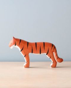 Hecho a mano con amor: adorno de talla de madera personalizado de animal de madera de pino de estilo vintage - Product Image 2