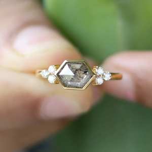 Anillo de compromiso de diamante hexagonal de sal y pimienta de cinco estrellas Betty Srtting, chapado en oro de 14 quilates - Product Image 2