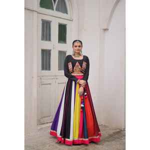 Lancement de la nouvelle collection de lehenga choli modernes pour fêtes, avec combinaison de couleurs attrayante, en tissu romain et travail de dentelle, réversible. - Product Image 1