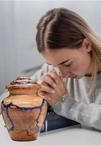 Urne de crémation en bois et résine bleue faite à la main tourner l'urne funéraire en bois fractale pour animaux de compagnie - Product Image 4