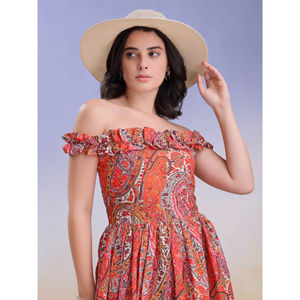 Vestido de mezcla de algodón rojo para mujer con hombros descubiertos y volantes con estampado de Cachemira, tela tejida de longitud mini sin mangas acampanada - Product Image 2