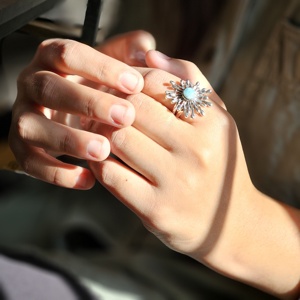 Anillo de Plata de Ley 925 con Diseño de Flor de Larimar para Mujer, Estilo Religioso, Calidad Extrema, 8.3g, para Bodas, Fiestas, Aniversarios, Uso Diario - Product Image 3