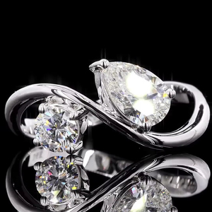 Bague de fiançailles en diamant de 1.02 ct cultivé en laboratoire en or blanc 14 carats formes de diamants mixtes VVS-VS clarté certifiée bijoux fins éthiques - Product Image 1