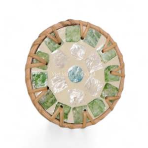 Sous-verre artisanal en nacre avec cadre en rotin tressé à la main pour servir les boissons et décorer la maison - Product Image 3