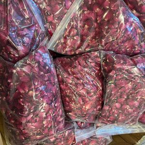 Mezcla de pétalos y capullos de rosa secos, material natural para decoración culinaria y preparación de bebidas, Vietnam - Product Image 2