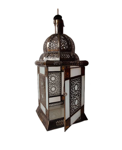 Lanterne en métal marocaine complexe avec des panneaux de verre vibrants Éclairage d'ambiance en métal fait à la main Décor à la maison élégant pour Noël - Product Image 2