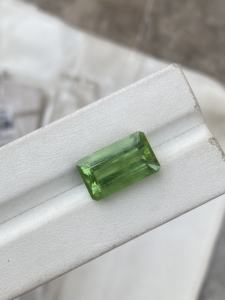 Pierre de coupe émeraude d'octogone de péridot naturel certifié très étonnant avec une bonne couleur et une pierre précieuse en vrac de qualité brillante de 11.77 carat. - Product Image 2