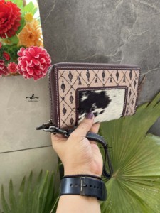 Fourrure de peau de vache usinée à la main sculpture en cuir pochette coque de téléphone élégant Offre Spéciale portefeuille multi utilisations cuir occidental bracelet portefeuilles - Product Image 2