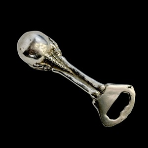Ouvre-bouteille crâne et os outil de barre de créateur contemporain accessoire élégant pour les événements bars à la maison et l'utilisation de fête à thème d'horreur - Product Image 5
