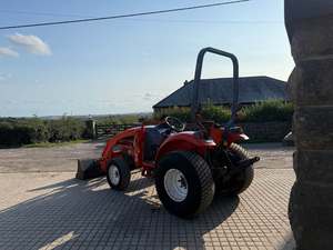 Tractor Compacto KIOTI CK25 de 25 HP, Diésel, 4x4, Hidrostático, con Cargador Frontal de Orugas, Bomba y Rodamientos - Product Image 4