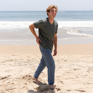 T-shirt pour homme en coton biologique de luxe 100% vert forêt, col en V, pré-rétréci, certifié GOTS, manches courtes, respirant, coupe ajustée - Product Image 4