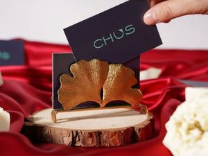 AK Brass Ginkgo Leaf Portatarjetas de visita de latón en acabado pulido Portatarjetas de lujo para decoración de oficina/Decoración de mesa - Product Image 2