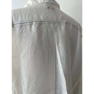 Chemise en satin et mousseline de soie formelle pour femmes VAMIKA - Ivoire, motifs léopard et floraux brodés, taille XL, col à nœud, dentelle - Product Image 4