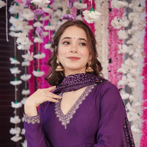 Collection de costumes de fête entièrement cousus Haut brodé en soie et bas PV Chanderi avec coton Dupatta Costume prêt à porter - Product Image 1