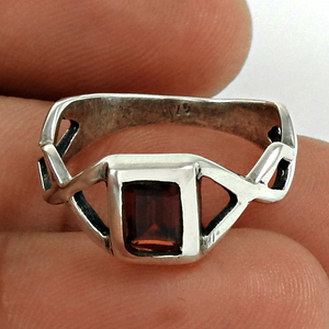 แหวนเงิน925สวยสง่าพร้อมพลอยโกเมนสีแดงเหมาะสำหรับสวมใส่ในชีวิตประจำวันและในโอกาสพิเศษ - Product Image 1