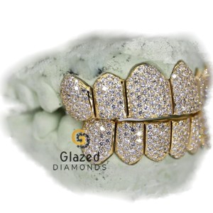Designer élégant glacé personnalisé pour hommes Grillz fabriqué en argent sterling 925 avec diamants Moissanite de clarté Vvs améliorés - Product Image 3