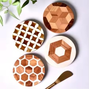 Posavasos de resina de madera redondos de diseñador elegante con trabajo de panal e incrustaciones florales para mesa de comedor, boda y inauguración de la casa - Product Image 5