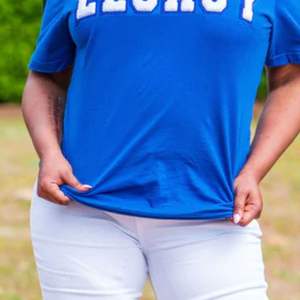 Camiseta Royal Blue Legacy Sorority con letras blancas en negrita, camiseta informal de algodón suave para el uso diario de la vida griega - Product Image 5