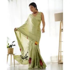 Magnifique sari en satin Banarasi vert Riva avec peinture à la main, léger, doux, pour les fêtes et les mariages indiens, pour femmes - Product Image 1