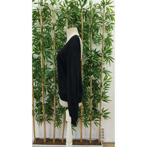 Blusa de mujer de manga larga con cuello en V, espalda con ventana y detalles de encaje, acanalada gruesa, 19772 - Negra - Product Image 6