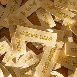 Étiquettes de vêtements en polyester à pli d'extrémité de marque personnalisée de haute qualité Étiquettes d'ourlet de cou tissées avec logo de nom privé pour vêtements - Product Image 4