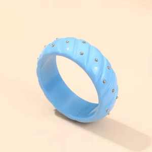 Brazaletes de resina de primera calidad | Brazaletes elegantes y ligeros con patrones modernos, ideales para declaraciones de moda - Product Image 6