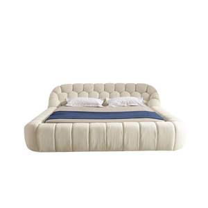 Lit plateforme capitonné de style moderne du milieu du siècle avec tête de lit capitonnée, lit en tissu de couleur crème, lit de luxe au design unique - Product Image 1