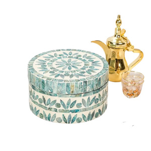 Boîte en acrylique de forme carrée avec couvercle en bois et nacre Boîte à bonbons en acrylique par LUXURY CRAFTS - Product Image 1