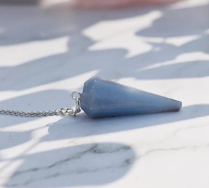 Piedra preciosa de cono facetado de péndulo de cristal de Angelita al por mayor para meditación curación metafísica piedra semipreciosa natural artesanal - Product Image 3