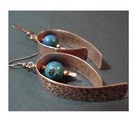 Boucles d'oreilles élégantes en cuivre avec motifs floraux pour les femmes qui aiment les bijoux ethniques avec un artisanat de style antique tribal