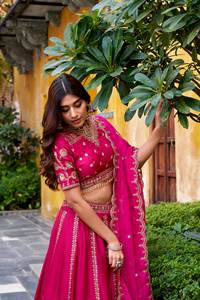 Ensemble Lehenga de luxe en soie naturelle rose avec des paillettes de créateur et des broderies au fil - Product Image 4