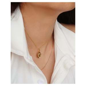 Collana con Ciondolo Luna e Stella Placcata in Oro 18K, Gioiello Celestiale in Platino, Regalo per Mamma con Design a Raggi di Stella - Product Image 3