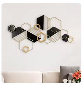 Art mural en métal recyclé écologique avec des motifs abstraits structurés de forme ronde attachés - Product Image 3