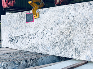 Façade de bâtiment durable écologique grande dalle polie blanche Alaska de style design traditionnel - Product Image 3