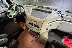 รถหัวลากอุตสาหกรรมมือสองคุณภาพสูง รุ่น XF 480 4X2 พร้อมบริการ OEM/ODM รองรับการปรับแต่ง รับประกัน 3 ปี ส่งออกไปฝรั่งเศส - Product Image 6