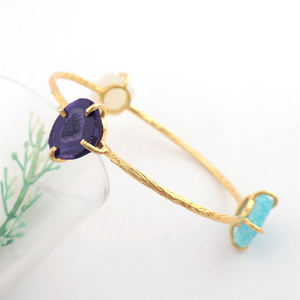 Fabricante de joyas personalizadas, brazaletes llamativos de tres piedras naturales, brazaletes de banda con acabado de textura de diseñador chapado en oro de latón macizo - Product Image 1