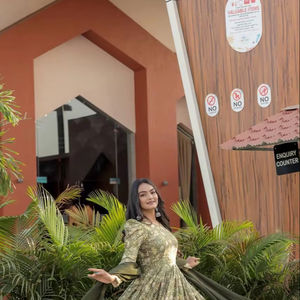 Dernier ensemble de vêtements de soirée de créateur en soie 3 pièces avec broderie séquentielle et impression numérique Anarkali et pantalon avec Dupatta au prix de gros - Product Image 1