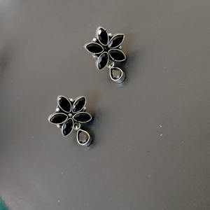 Pendientes de tuerca ligeros de flor negra de piedra de alta calidad, superventas, directo de proveedor indio - Product Image 1